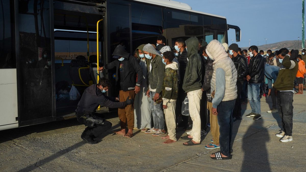 Nezletilí migranti? Většina je dospělá, ukázalo prověření podezřelých případů v Řecku